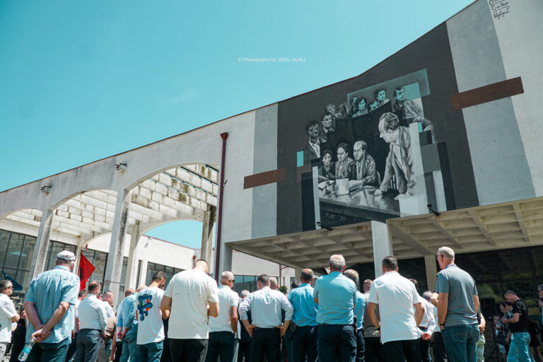 Read more about the article Shpalosja e muralit të Kuvendit i cili shpalli Kushtetutën e Republikës së Kosovës me 7 shtator të vitit 1990